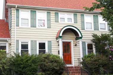 New York City - 10 Mayıs: Manhattan caddesindeki ev. New York, Amerika Birleşik Devletleri 'ndeki en kalabalık şehirdir.