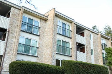 Mavi gökyüzü olan modern apartman