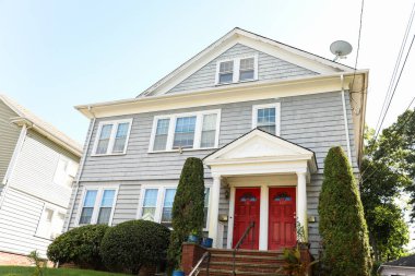 Evin dışı kırmızı tuğlalı, beyaz tuğlalı duvar ve pencereli.