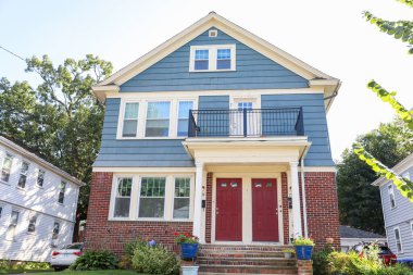 Yeni ev ve mavi gökyüzü. New York, ABD