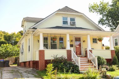 Washington DC 'nin banliyölerinde beyaz tuğlalı bir ev..