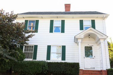 Beyaz bir evde beyaz bir ev