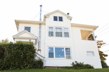 İki pencereli beyaz tuğla ev.