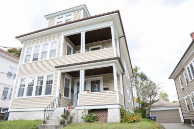 Pencereli ve mavi gökyüzü olan ev..