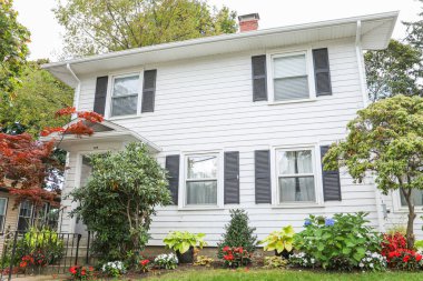 Kırmızı tuğlalı beyaz bir ev.