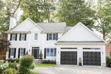 İki garajlı beyaz tuğlalı ev.