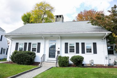 Beyaz tuğlalı çatılı yeni modern ev