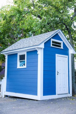 New Hampshire eyaletinin kuzeyindeki bir parkta mavi ahşap bir ev.