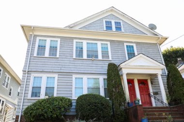 Şehirdeki güzel beyaz ev.