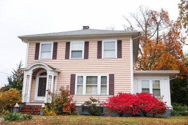 Sonbaharda kırmızı tuğlalı ev