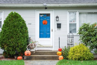 Balkabaklı, cadılar bayramı balkabaklı ve fenerli bir ev. yüksek kaliteli fotoğraf