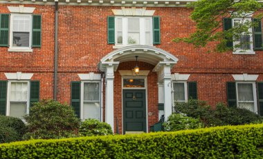 New York 'taki eski ev ve tuğla duvar, ABD