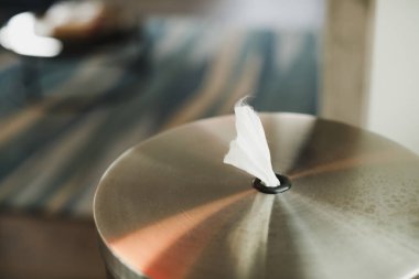 Arka planda mum olan beyaz ve beyaz bir kağıdın yakın plan çekimi.