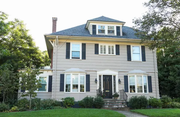 Beyaz kapılı güzel bir ev manzarası..