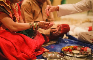 Hintli çift düğün törenini kutluyor