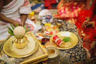 Hindu düğün töreni, Hintli gelinin düğün pastasıyla yakın çekimi.