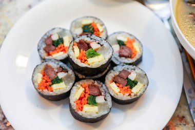 Yakın plan - masada et ve sebzeli lezzetli dürümler.