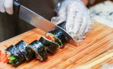 Suşi masada restoranda yuvarlanıyor.