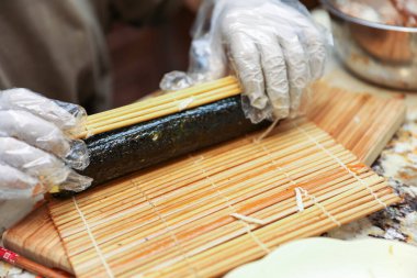 Şef sebzeli pirinç eriştesi pişiriyor.