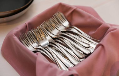 Beyaz tabakta çatal bıçak takımı.