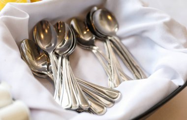 Sofrada çatal bıçak takımı ve tabaklar var.