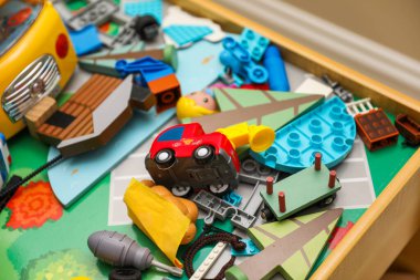 oyuncaklar ve çocuklar. Masadaki oyuncak araba.