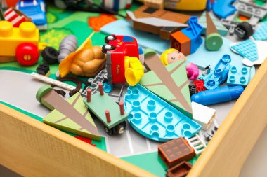 Tahta masadaki çocuklar için oyuncaklar