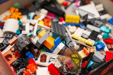 Oynamak için renkli plastik oyuncaklar