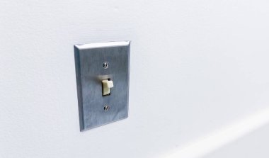 Evin duvarında beyaz düğme var.