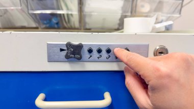 Beyaz saplı bir kadının eli