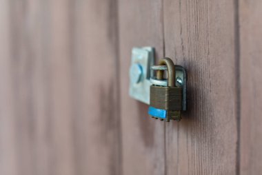 Ahşap arka plana kilitle