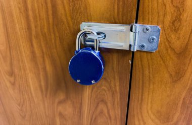 Kapıdaki eski ahşap kilidi kapat.