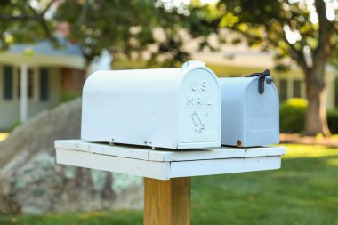 Bir posta iletisi üzerinde posta mektupları