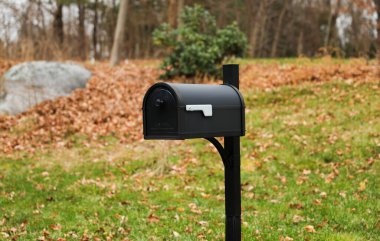 Sonbahar parkında posta kutusu