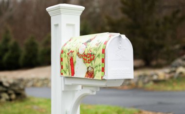 Bahçedeki posta kutusu.