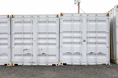 Beyaz renkli büyük beyaz metal kutu.