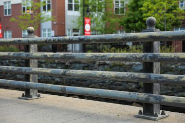 Kaldırımda metal çitler