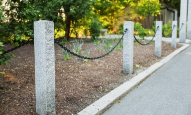 Parktaki bir bisikletin dikey görüntüsü.