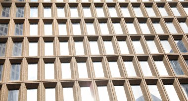 Metal şebeke ve pencereli modern bina cephesi