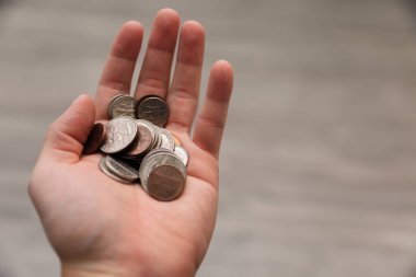 Farklı avro paraları olan kadın elleri