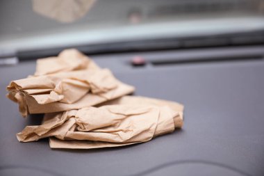 Araba bagajı kağıtla kaplı.