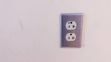 Fişi olan beyaz elektrik prizi