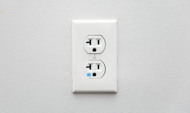 Duvardaki elektrik prizi.