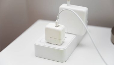Elektrik bankası. Şarj için beyaz şarj aleti.