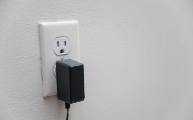 Gri arkaplanda elektrik prizi.