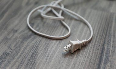 Tahta masadaki USB Kablo