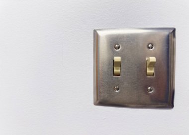 Beyaz duvar arka planında prizi olan soket