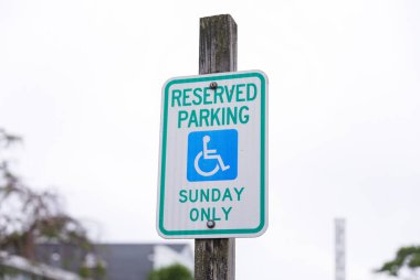 Yoldaki park levhası