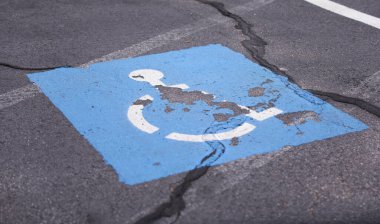 Yoldaki park levhası.