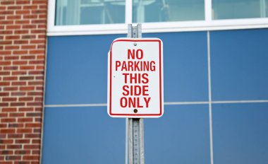 Caddenin bir otoparkında park levhası.